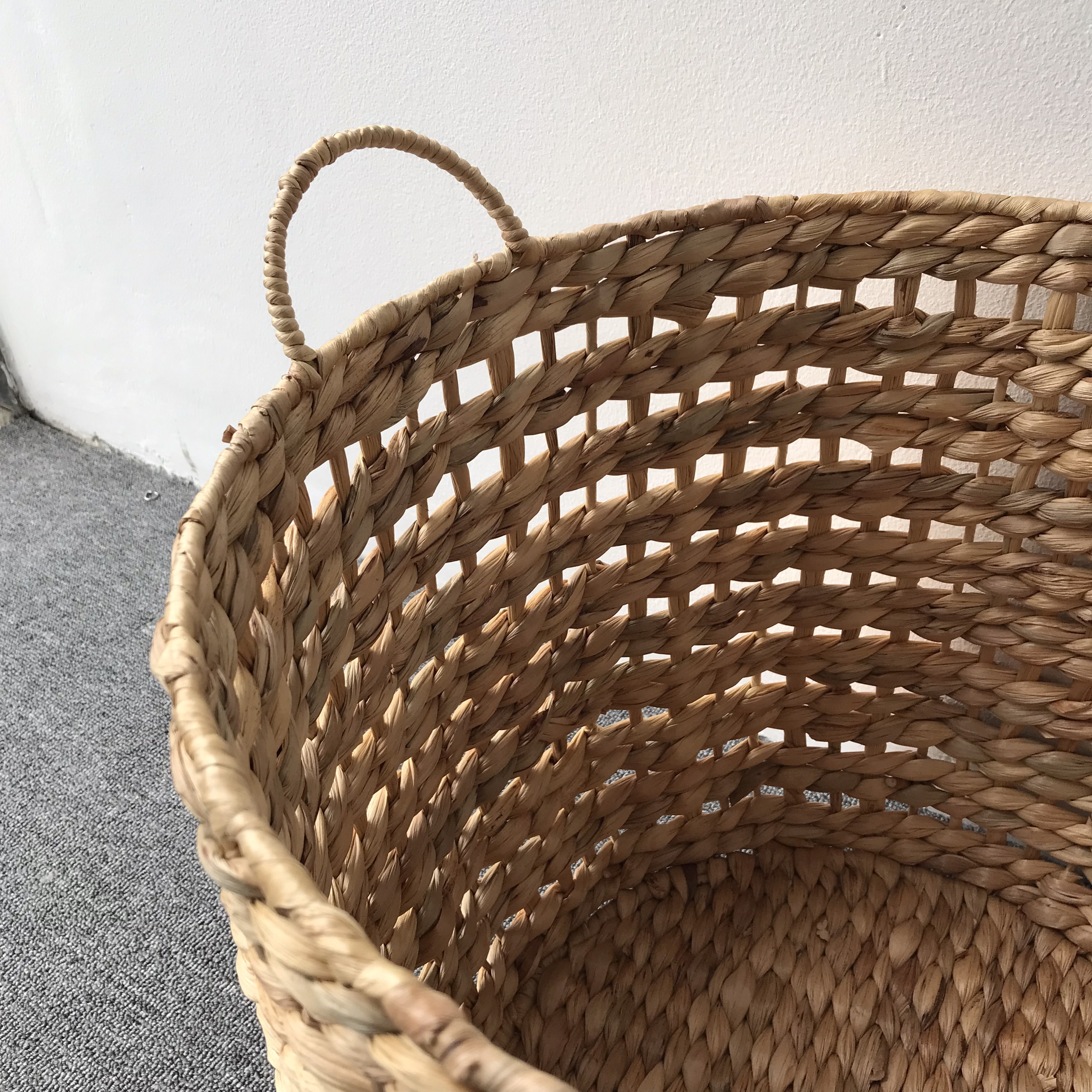 Sọt lục bình se thưa đựng quần áo