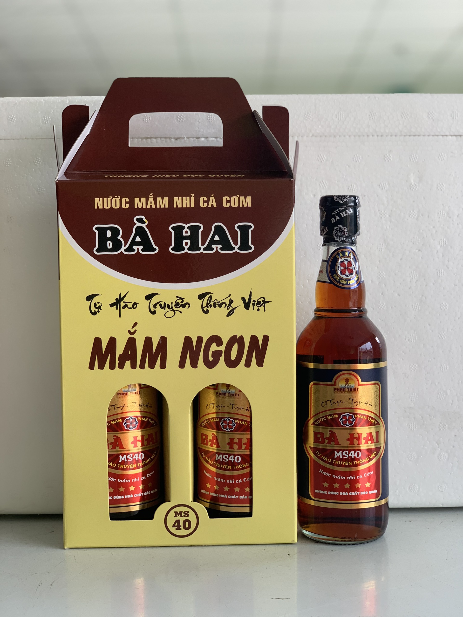 Xách 2 Chai Nước Mắm Nhĩ Cá Cơm Bà Hai