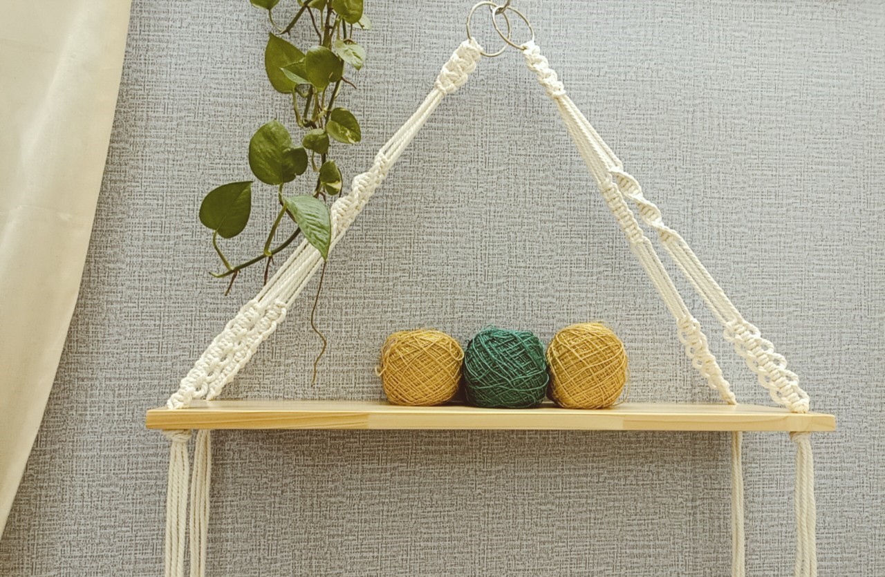 Kệ gỗ decor trang trí treo tường dây tết macrame 60x15cm KGM001
