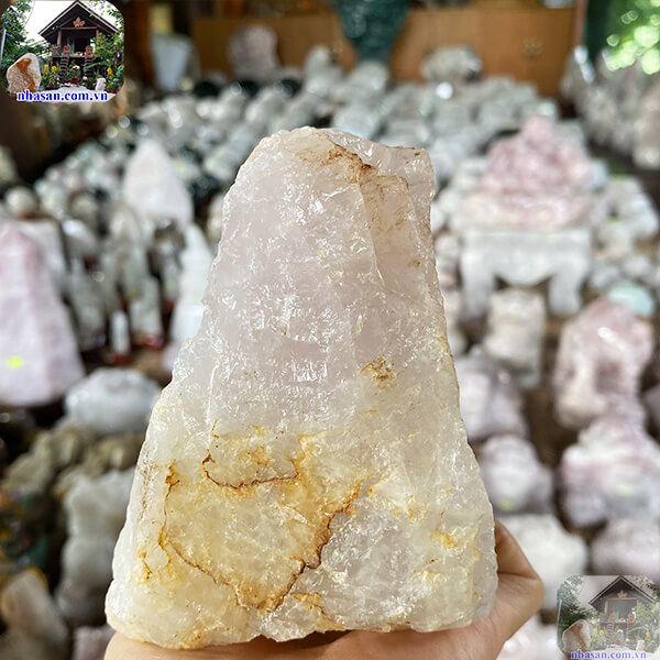 Cục chặn giấy đá thạch anh hồng thô - sức mạnh tài lộc và may mắn