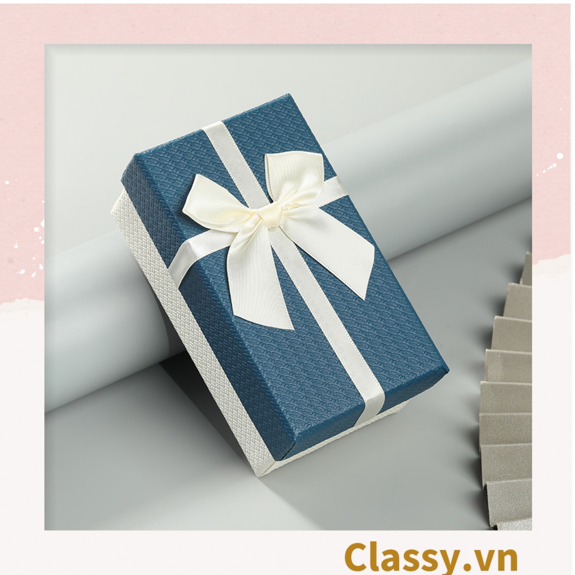 - Hộp đựng quà tặng gắn nơ và tag chúc mừng, đựng son môi, nước hoa, sô cô la, trang sức [Q418