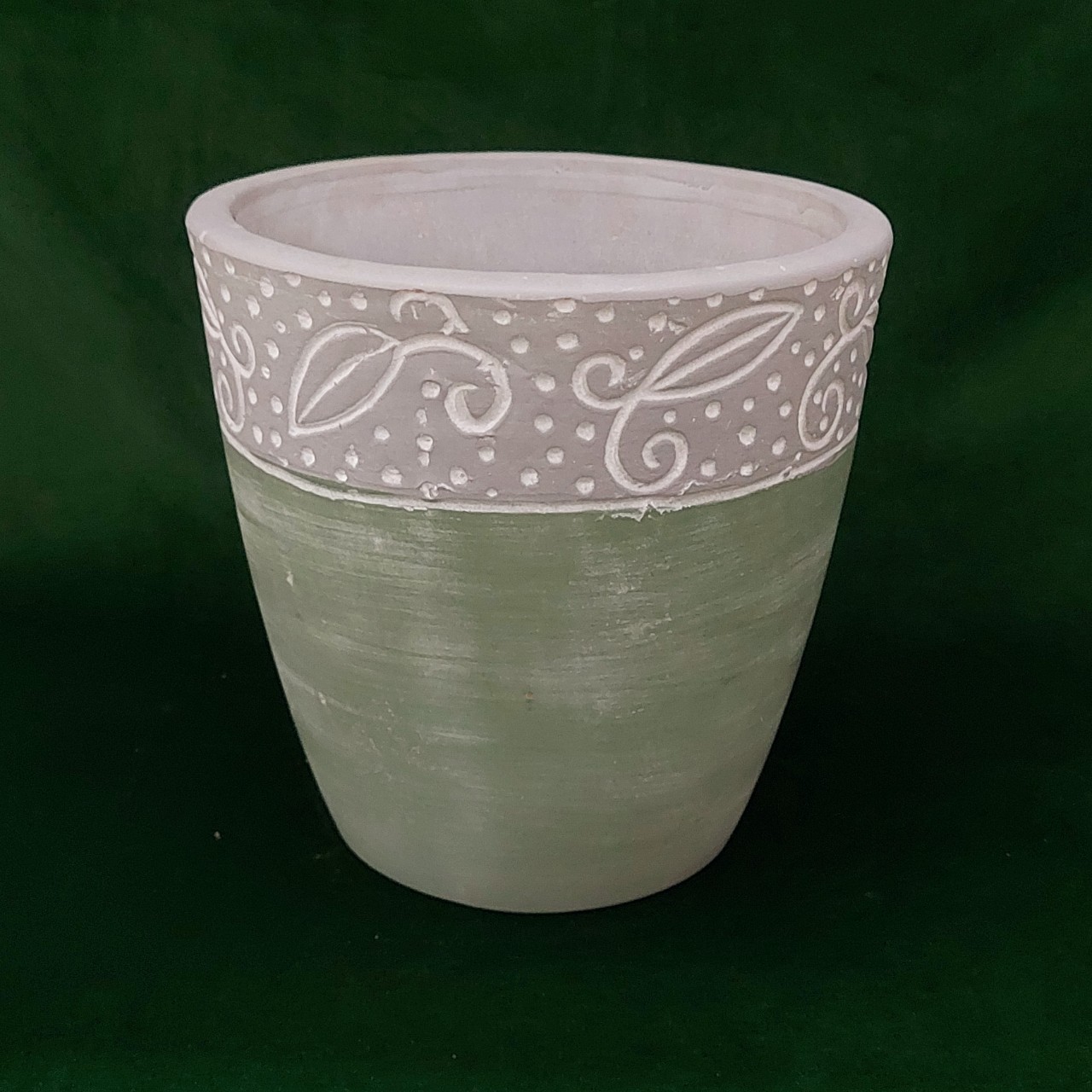 Chậu trồng cây, chậu đất nung sơn wax xanh lá phủ trắng khắc hoa Bông Garden House trồng cây cảnh các loại