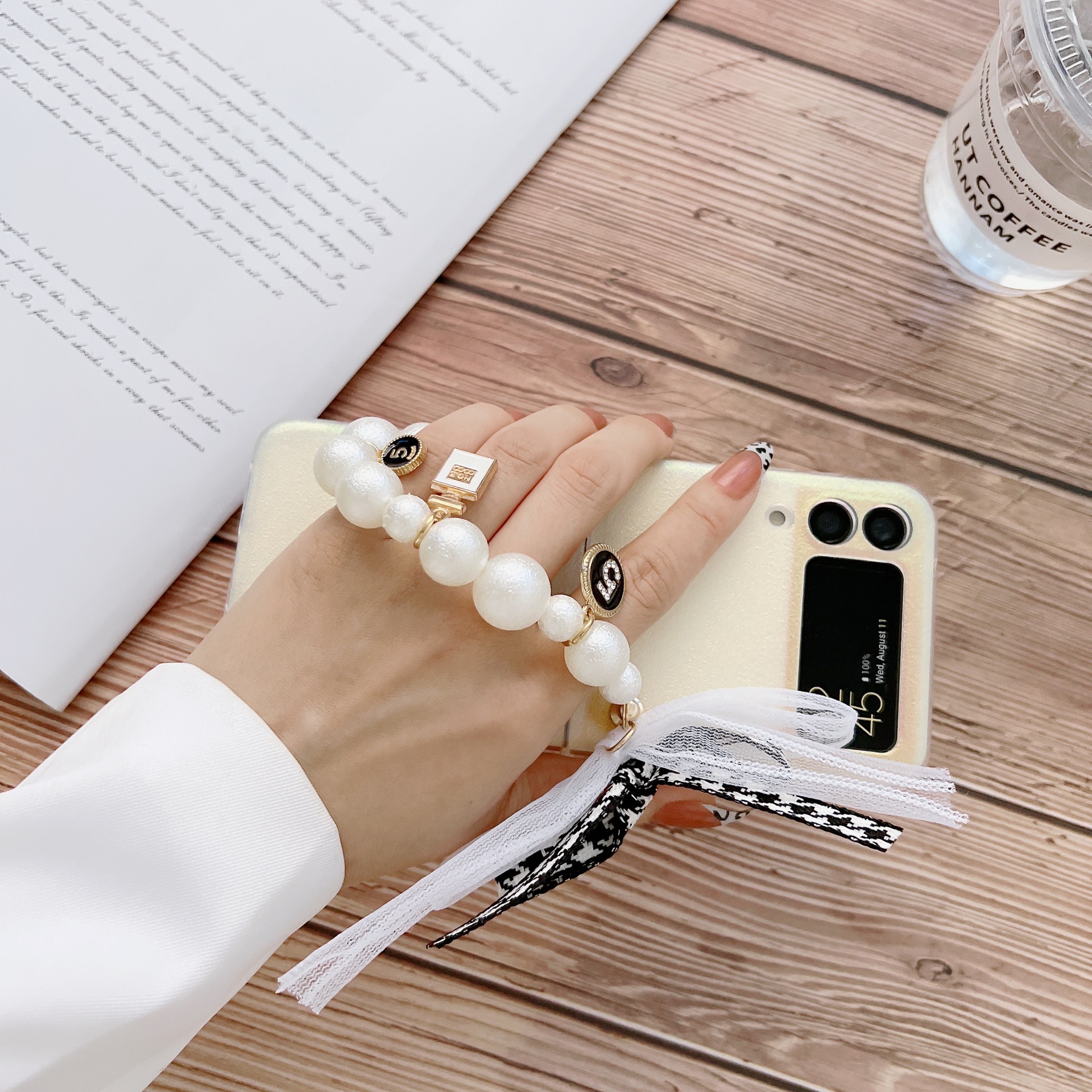 Ốp lưng chống sốc có dây đeo ngọc trai cho Samsung Galaxy Z Flip 4 hiệu HOTCASE Pearl Strap Case - Hàng nhập khẩu