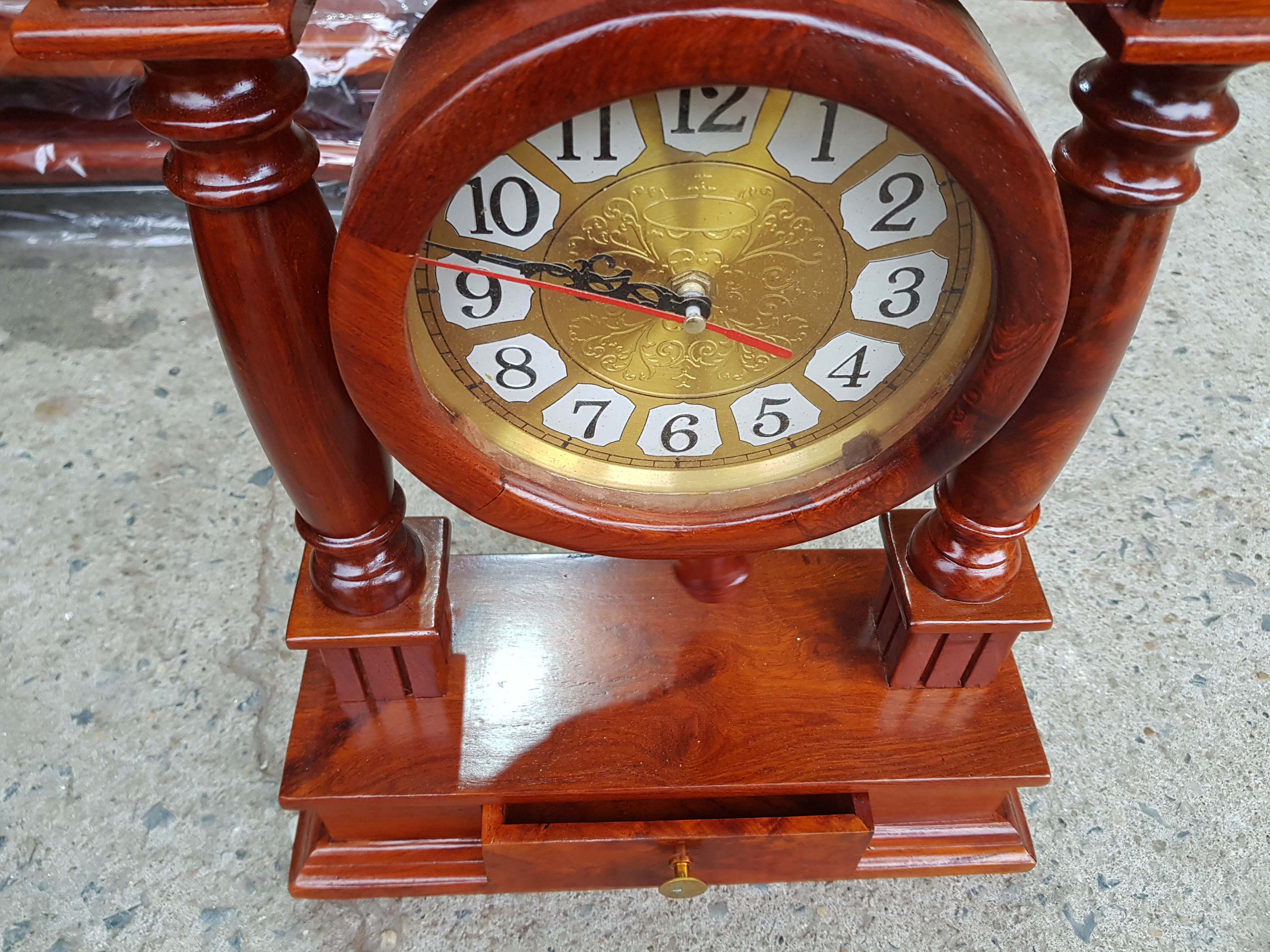 Đồng hồ để bàn gỗ hương thiết kế cực đẹp