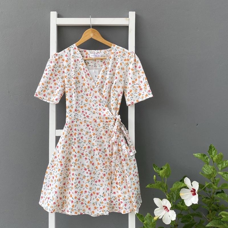 Đầm nữ hoa nhí cổ V đắp chéo tà cột eo mini ngắn trên gối - NA9
