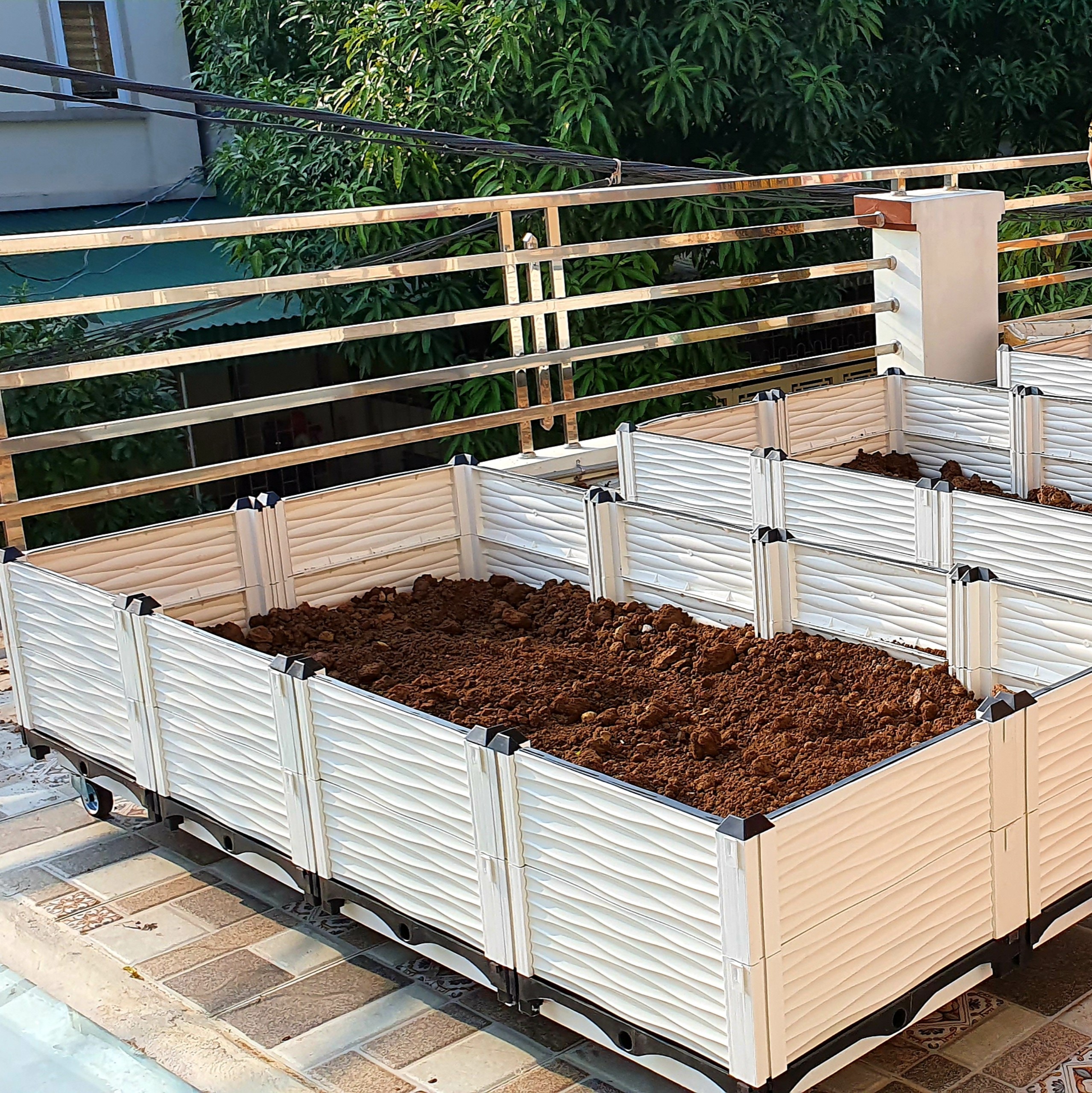 CHẬU GHÉP THÔNG MINH Cm: Bền từ 8-10 năm, phù hợp mọi cây trồng và không gian, Module tùy biến kích thước, an toàn, trọng lượng nhẹ, kết cấu chắc chắn, có khay trữ và thoát nước.