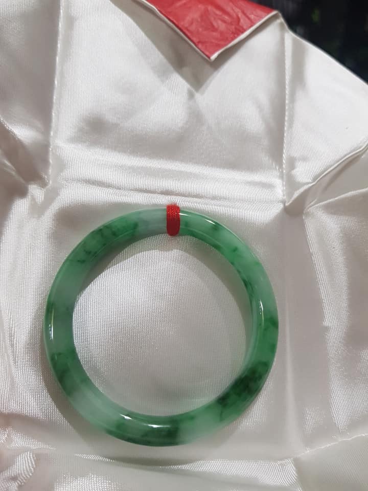 Vòng tay phong thủy Đá Cẩm thạch Tự nhiên Xanh SƠN THỦY LÝ 50MM x độ dầy 7,4mm Chất liệu 100% Đá Cẩm thạch Tự nhiên Nữ 50kg - 55kg đeo chuẩn sang hàng vip đẹp ạ