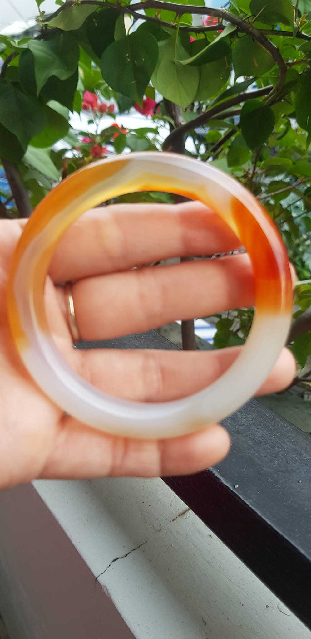 Vòng tay Nữ đá mã não đỏ cam trắng Ni 56mm x chột to 9mm Màu trắng đỏ cam nhẹ 1 bên vân nhẹ nhàng đẹp ạ Nữ 55kg - 63kg đeo xinh tay đẹp ạ