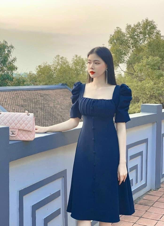 ĐẦM XOÈ CỔ VUÔNG TAY PHỒNG XẾP LI NÚT BỌC
