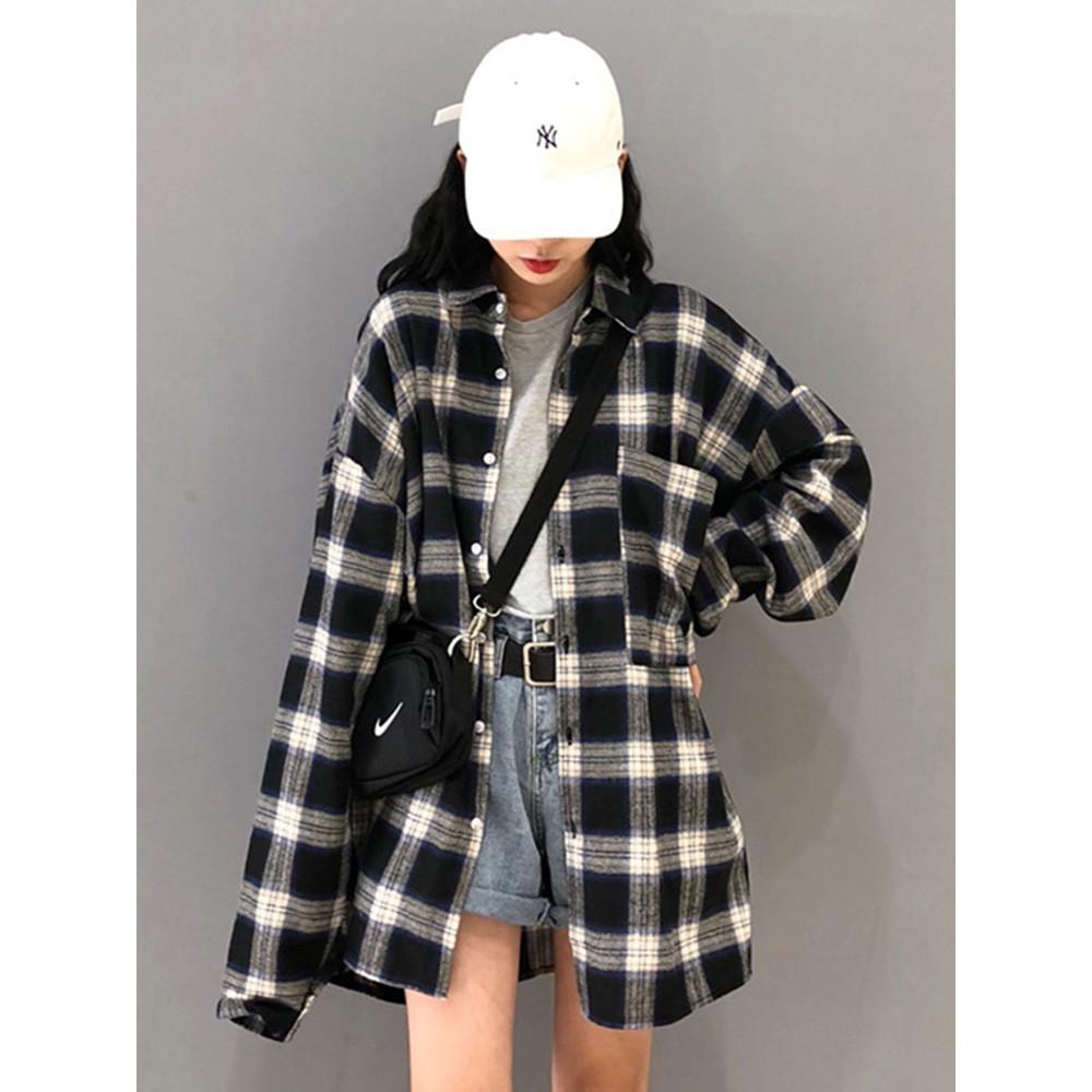 Áo sơ mi nữ form dài rộng trùm mông khoác ngoài kẻ sọc caro đen trắng Hàn Quốc