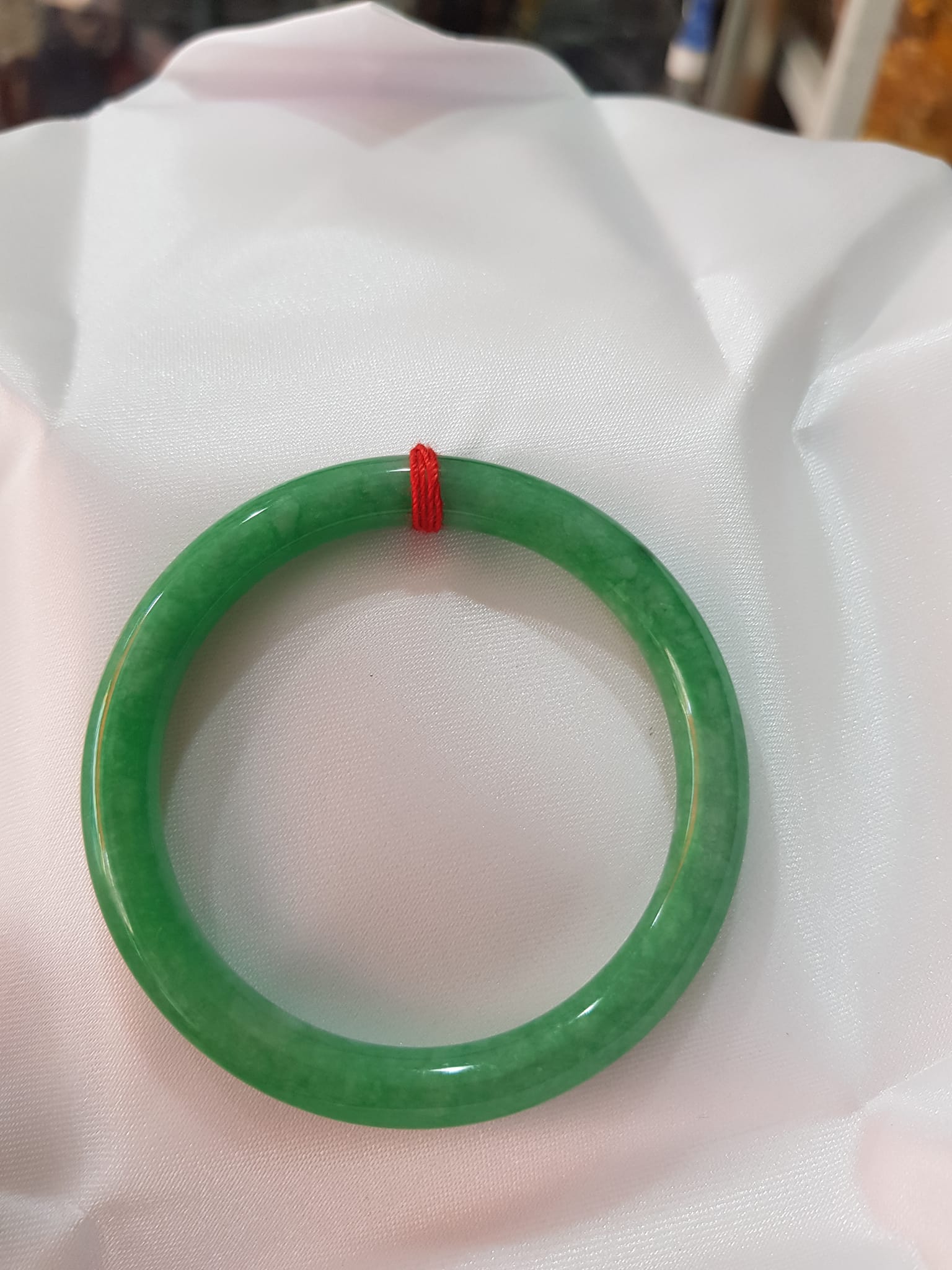 Vòng Tay Đá Cẩm Thạch Đậu 50mm x 7mm đẹp Màu Xanh Ngọc Đậu đều đẹp Hợp mệnh Hỏa Mộc Thủy Nữ cân nặng 50kg - 55kg đeo đẹp ạ