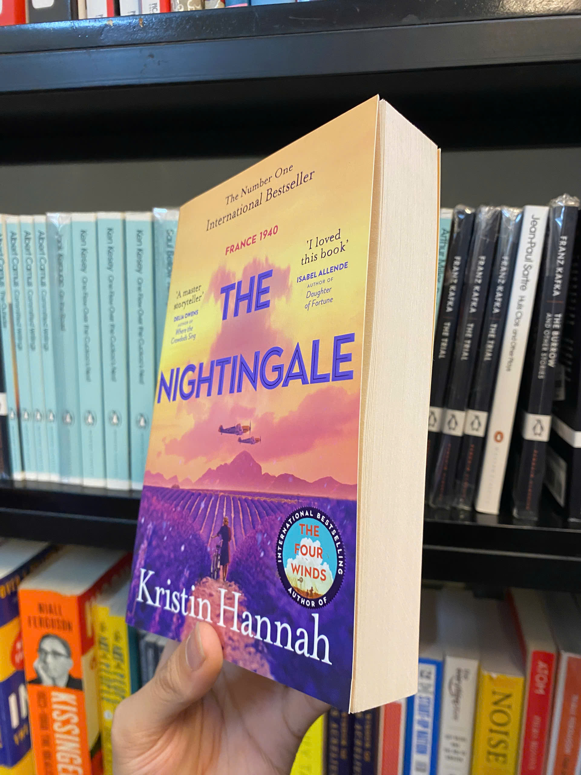 Sách - The Nightingale by Kristin Hannah / Historical Literature &amp; Fiction / Tiểu thuyết tiếng Anh