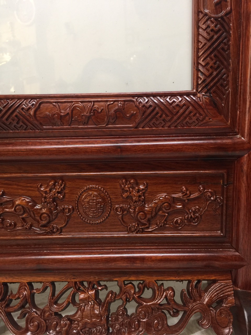 Khung hình thờ đục rồng tinh xảo