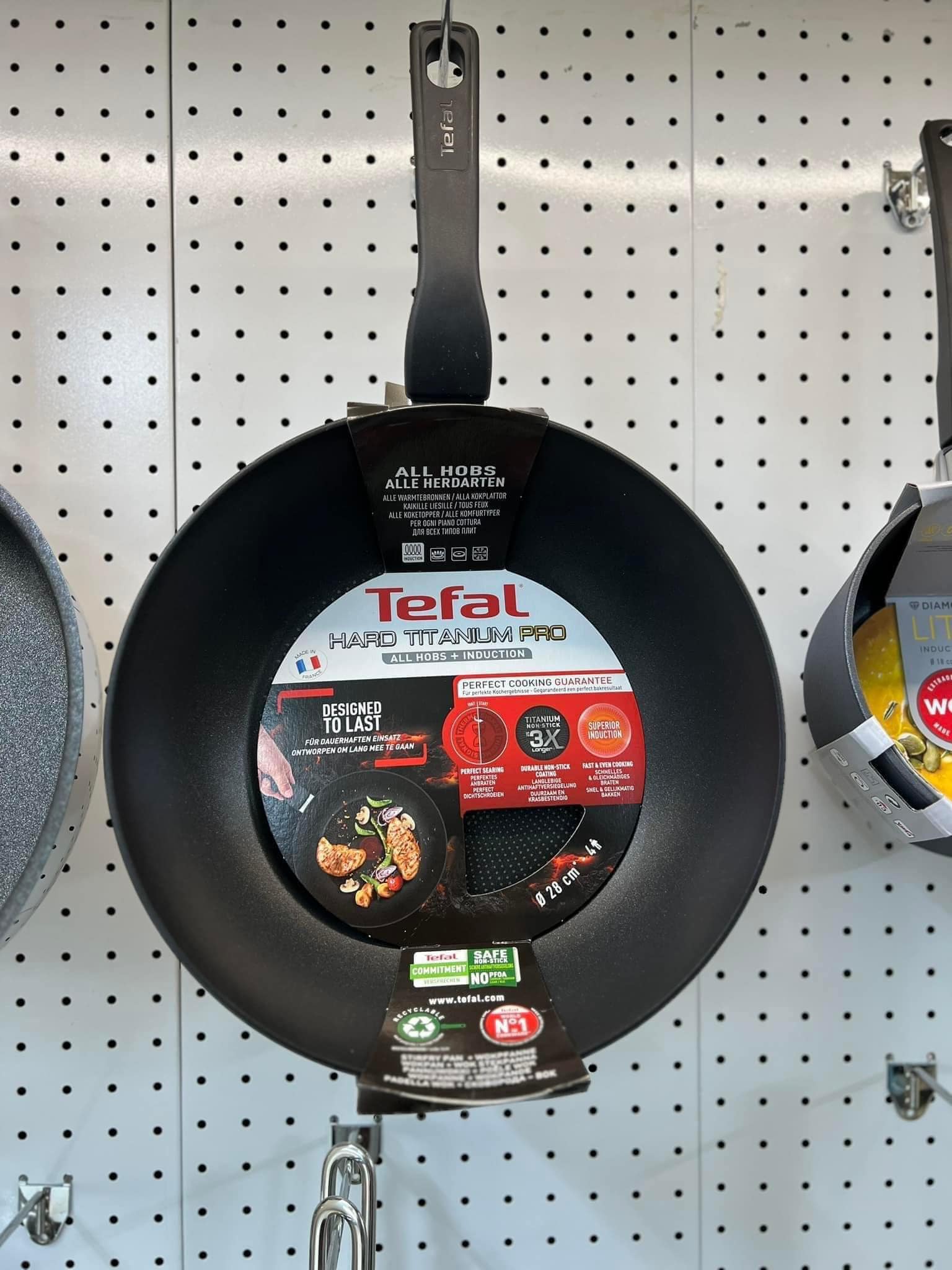 Chảo Sâu Lòng Tefal HARD TITANIUM PRO, Size 28cm, Bề Mặt Đúc Titanium, Chống Dính Hoàn Hảo, Dùng Cho Mọi Loại Bếp, Nhập Khẩu Pháp, Hàng Chính Hãng