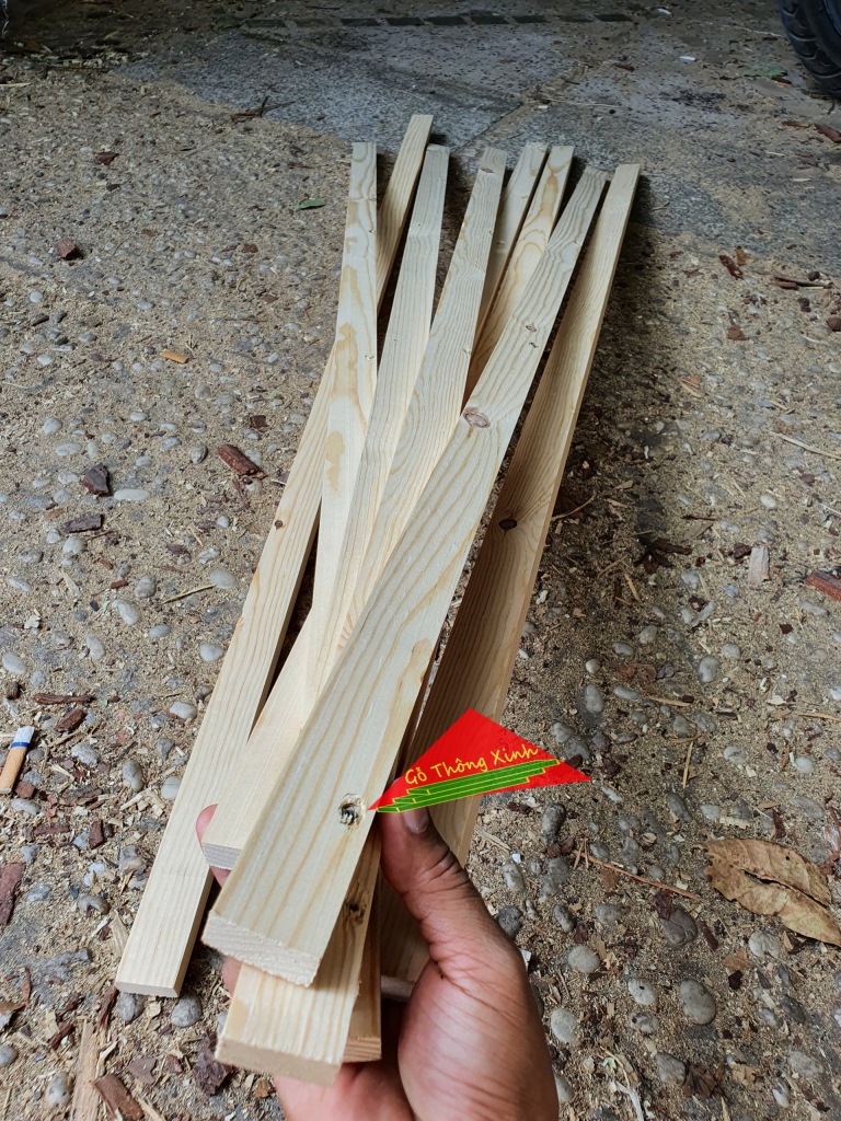 Thanh gỗ thông pallet dài 1m2,rộng 3cm,dày 1.3cm dùng trang trí ngoài trời, ban công, làm khung sườn,đóng thùng pallet