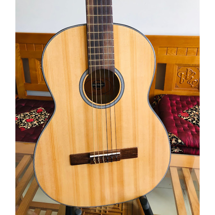 Đàn guitar classic model DVE70CX có EQ 7545R cho ra âm thanh tốt dành cho bạn mới tập