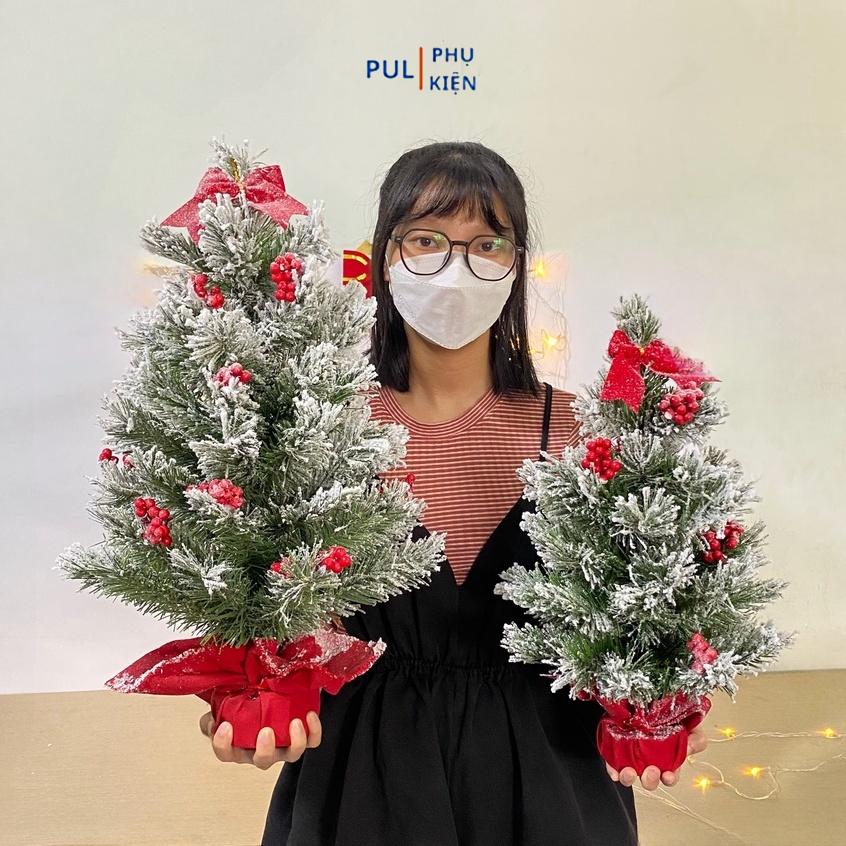 Cây thông noel phủ tuyết gắn trái đỏ mini để bàn trang trí giáng sinh