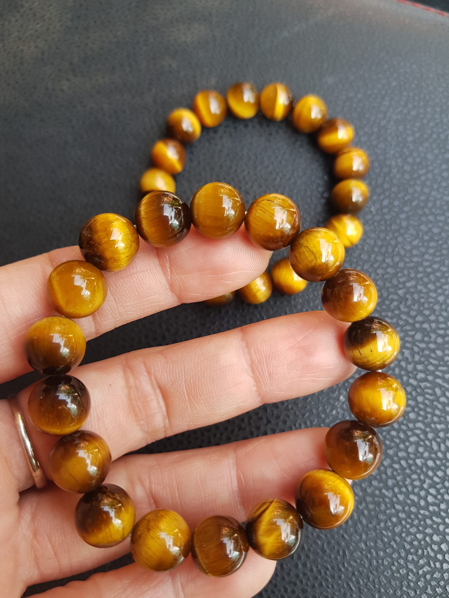 Vòng đá mắt hổ tự nhiên vàng nâu đậm  Size 10mm bóng đẹp 18 hạt  Nữ mệnh thổ mệnh Kim mệnh Thủy đeo ạ