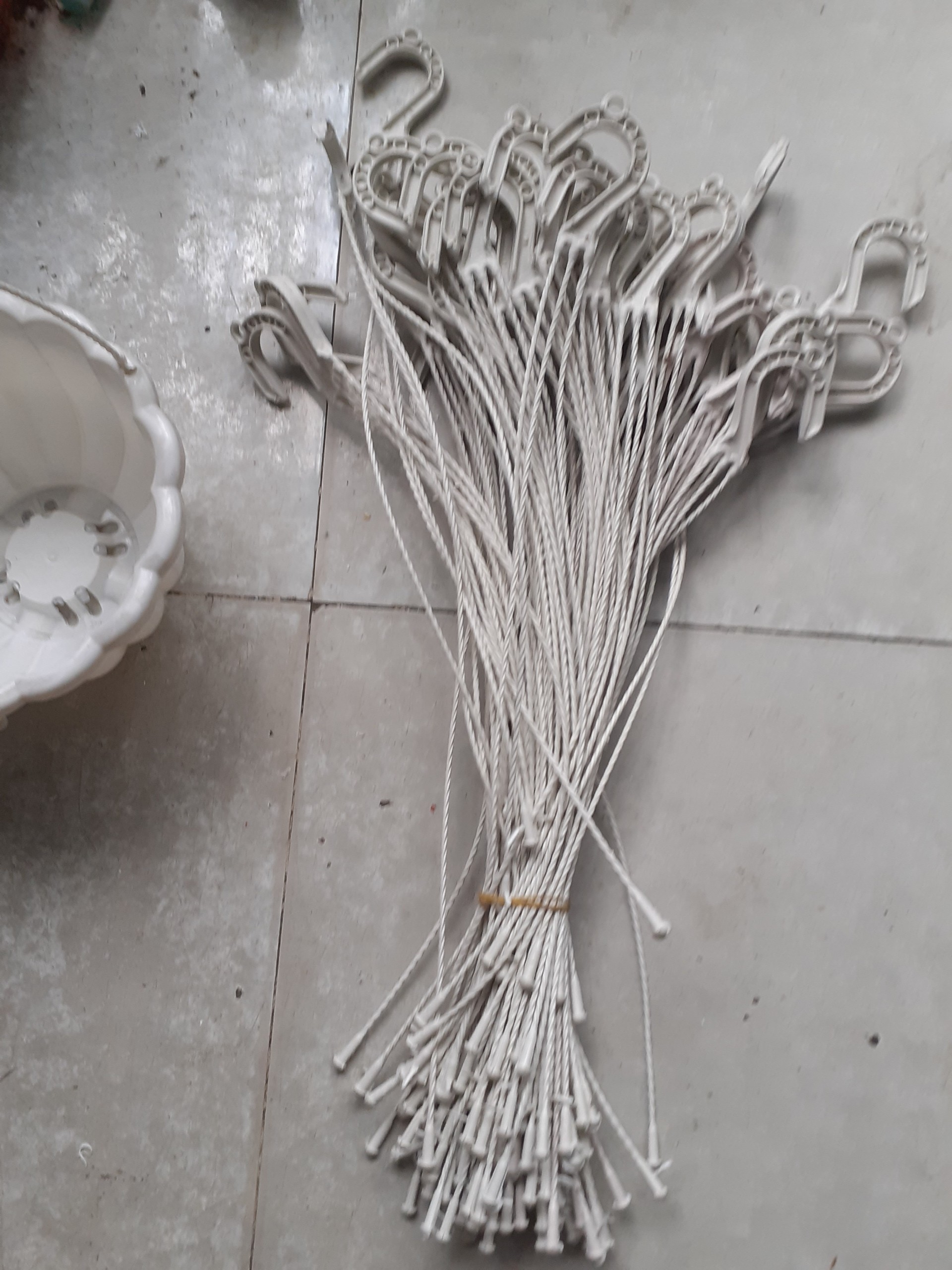 Chậu mủ treo kèm móc.