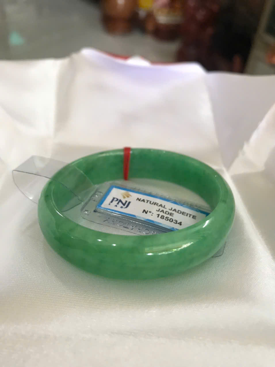 Vòng Tay Nữ Đá Ngọc Cẩm Thạch Tự Nhiên Bản Hẹ Sịn Đậu Lý Sao Ni 48mm Cao 12mm Dầy 6mm đã kiểm định kèm giấy chứng nhận P No 185034 Màu Xanh ngọc lý tươi bóng đều đẹp nữ tay nhỏ 35kg - 48kg ạ