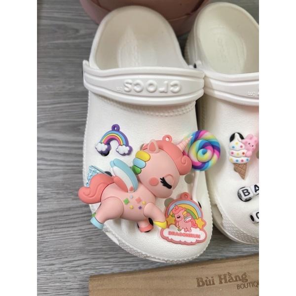 Giầy dép sandan trắng cô gái và pony