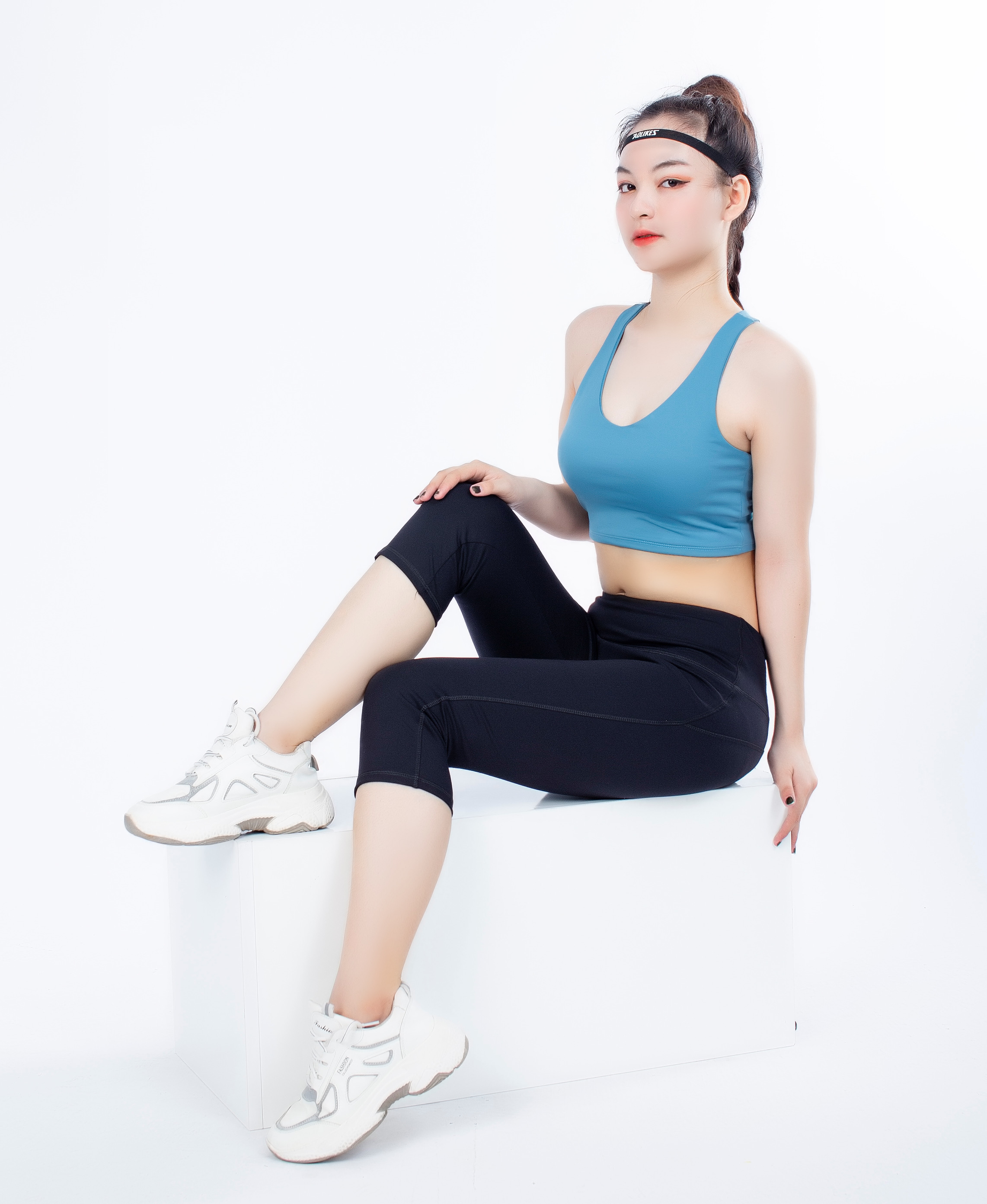 Quần lửng legging thể thao nữ trơn chỉ nổi nâng mông màu Đen - QL502