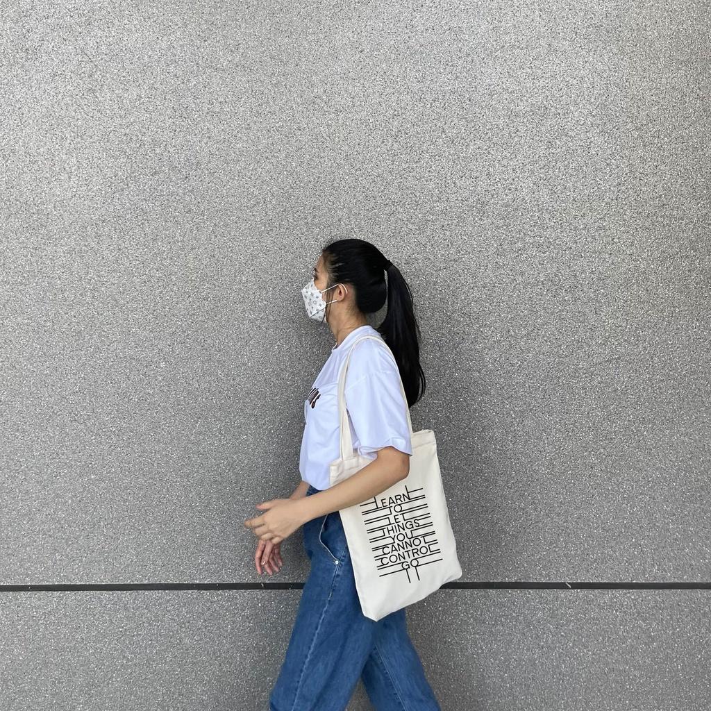 Túi tote vải mộc Tiệm nhà Pony dây kéo in hình Learn to let things you can't control go PM35