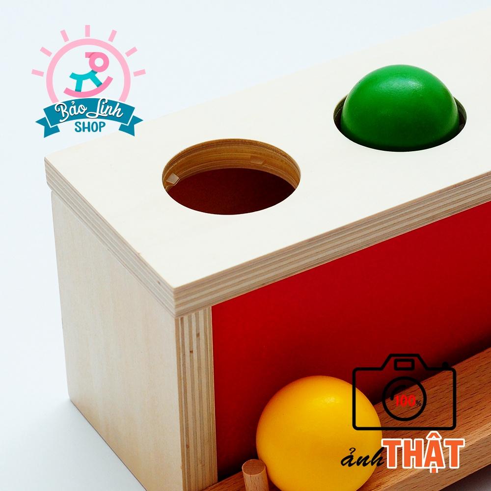 Hộp ấn bóng - Giáo cụ Montessori cho bé 9-12 tháng - Rèn luyện lực bàn tay, ngón tay - Phối hợp tay và mắt