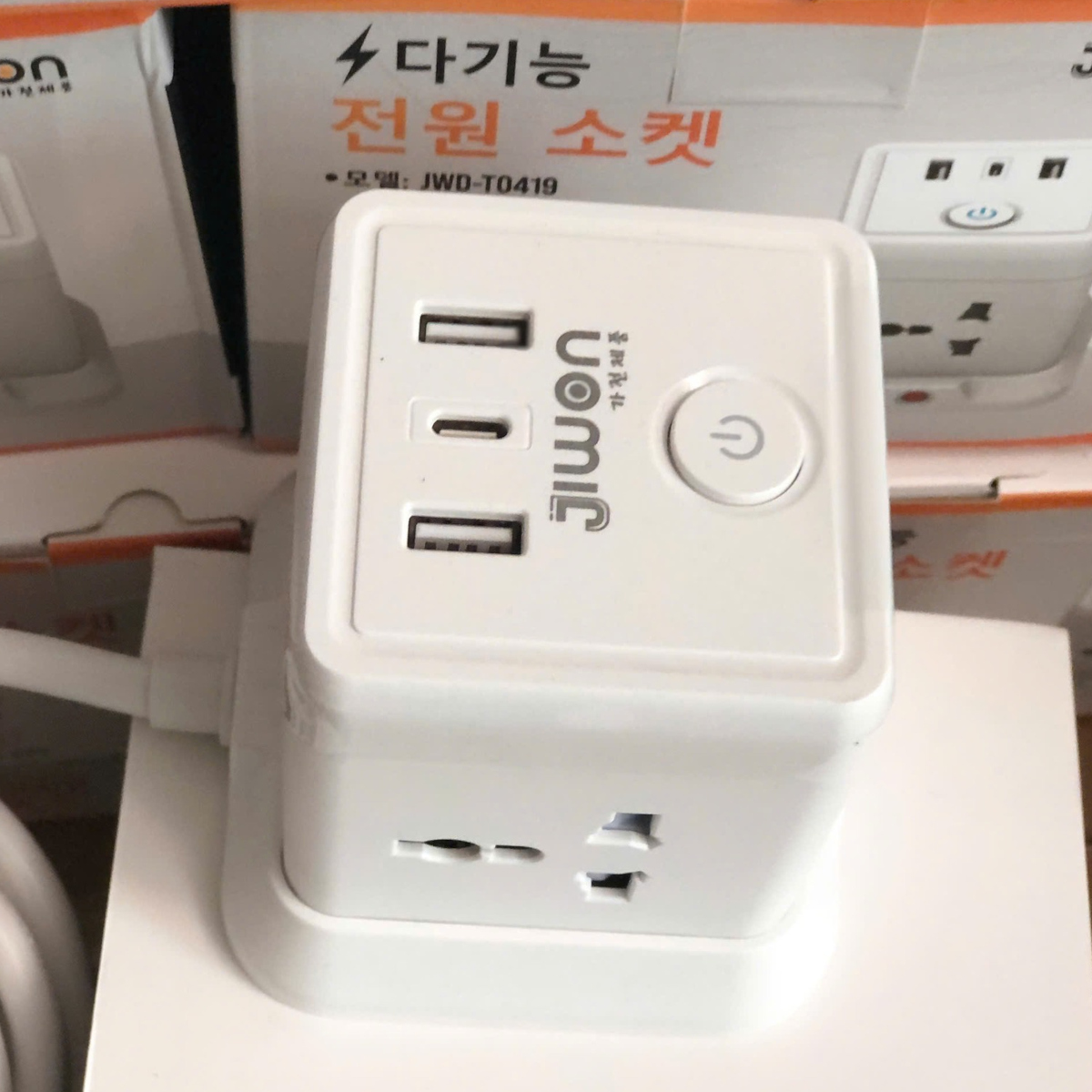 Ổ Cắm Điện Đa Năng Jiwon, Tích hợp cổng USB và Type C có sạc nhanh. Công Suất 2500W Lõi Chống Giật, tự ngắt khi quá tải - Hàng chính hãng