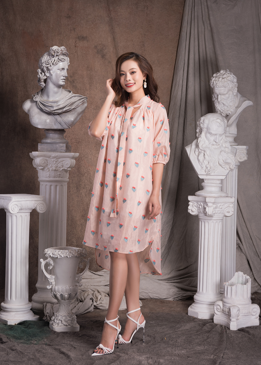 Đầm Voan Strawberry Clump Dáng Suông Xẻ Tà Maxivic M012310