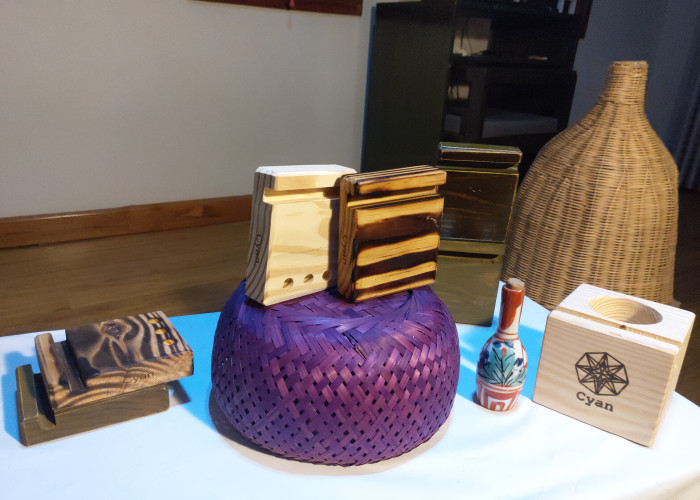 Đế điện thoại, card và bút