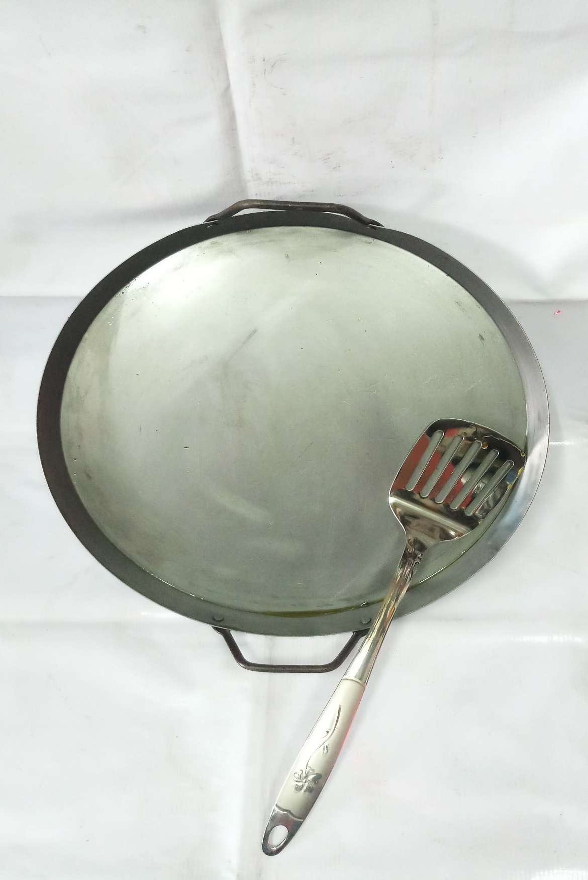 COMBO 1 CHẢO THÉP HAI QUAI CHIÊN BÁNH BỘT,CHIÊN CƠM,CHIÊN NUI,MÌ XÀO BÒ+ 1 SẠN LẬT RÃNH INOX CAO CẤP.