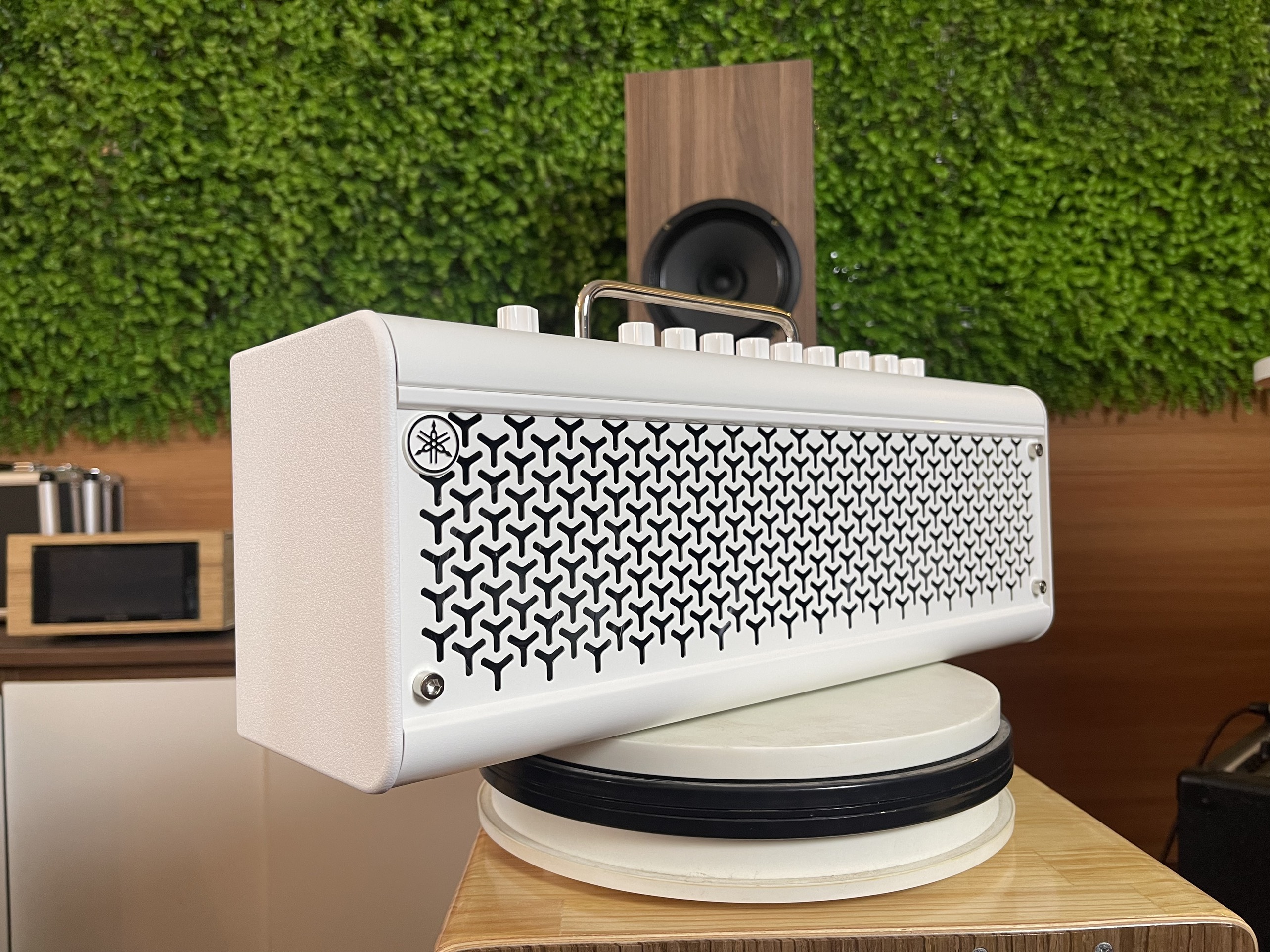 Ampli Guitar Yamaha THR30II Wireless White (màu trắng)