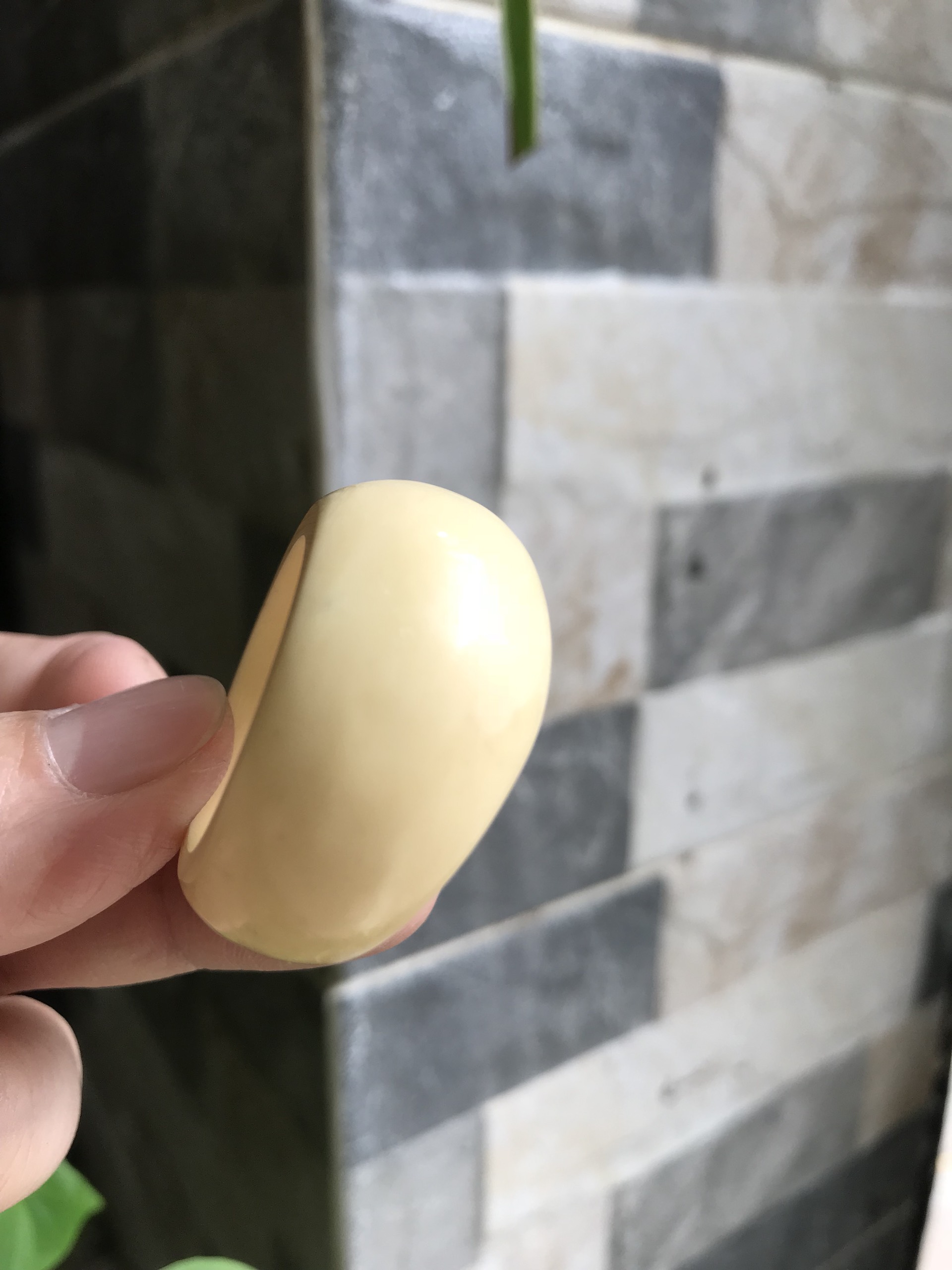 Nhẫn Nam Giả Ngà hay Xương Mỹ Nghệ Kiểu Bầu Tròn to phía trên dưới nhỏ màu trắng Ni 23mm Cao 18mm Dầy 8mm Dành Cho Các Anh Nam đeo nhẫn 23mm rẻ đẹp ạ
