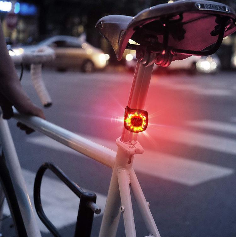 Đèn led gắn phía sau xe đạp MOSOWORLD có 5 chế độ tùy chỉnh cảnh báo an toàn có thể sạc lại