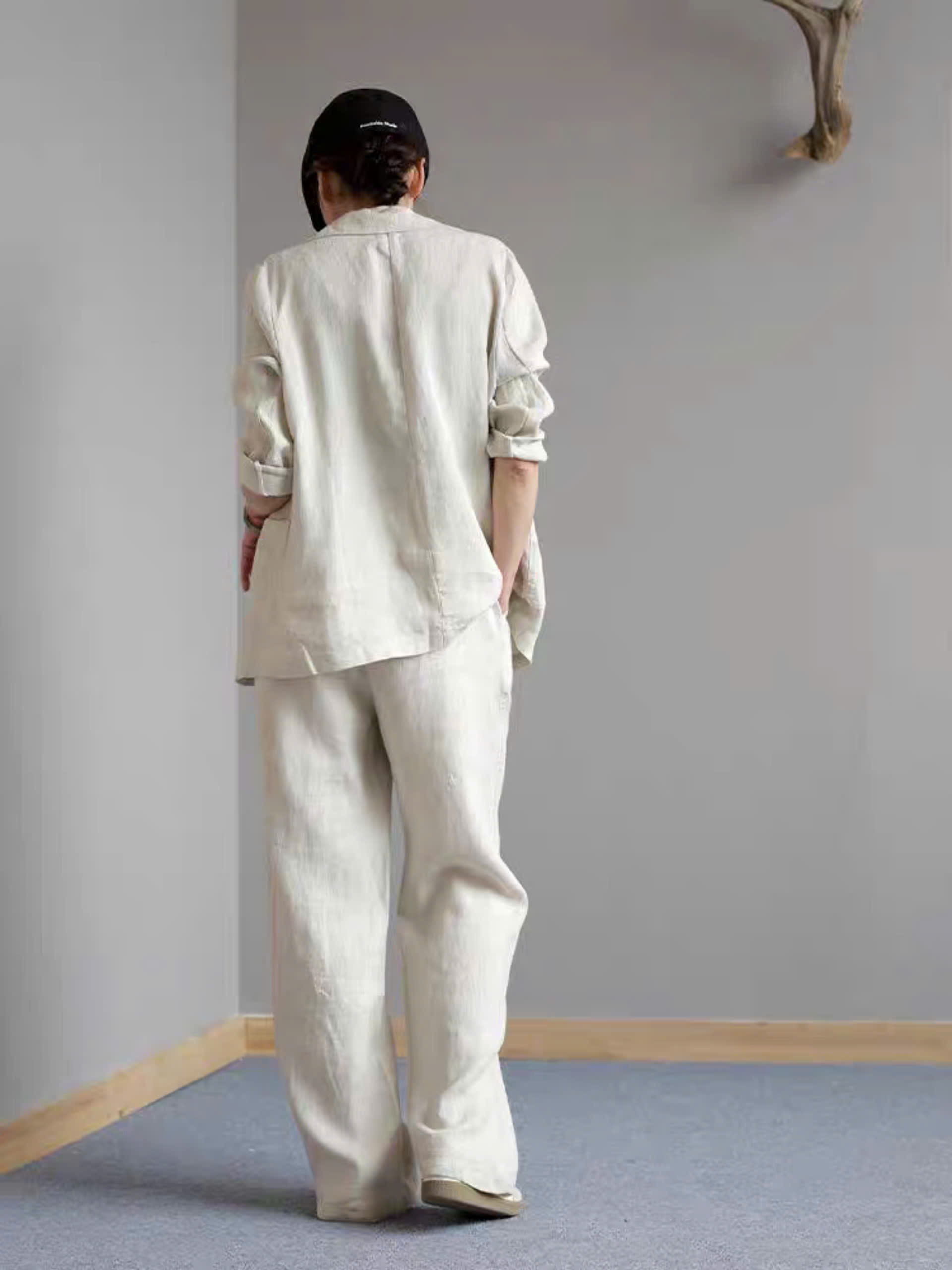 Set bộ linen gồm 1 áo blazer và 1 quần dài ống rộng màu trắng, không kén người mặc