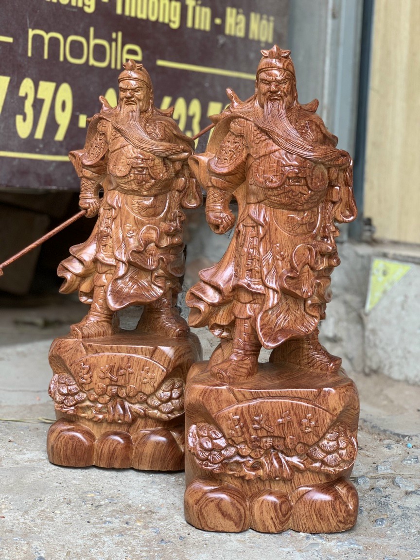 Tượng quan công cầm đao gỗ hương kt cao 60cm