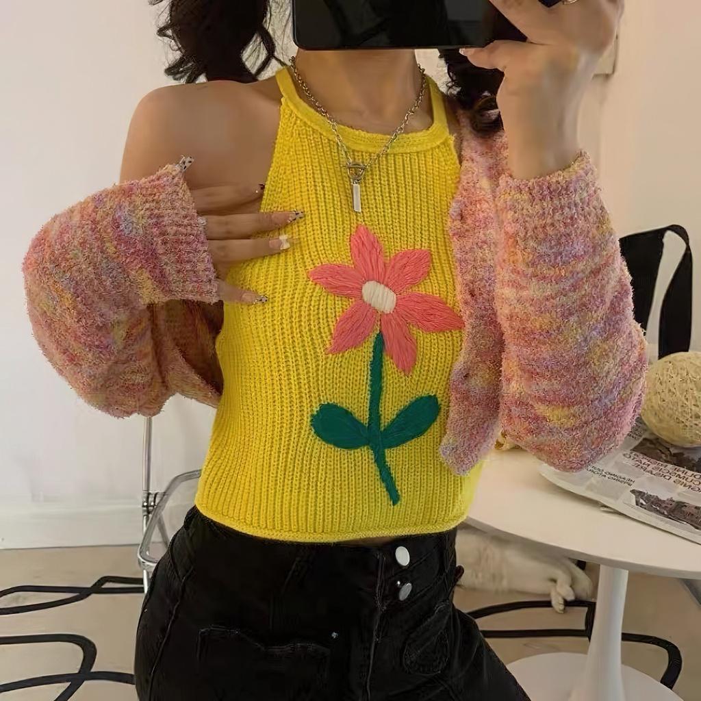 Áo croptop kiểu nữ 3 lỗ ôm body cổ yếm không tay len dệt kim bông hoa phía sau cột dây màu vàng