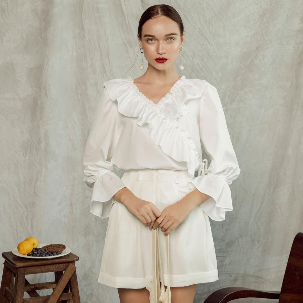 KIOBI - Áo kiểu Ruffle V-neck form suông rộng, cổ V đắp bèo, tay phồng bo thun nhún bèo, vải kate silk trắng - KIA1873T