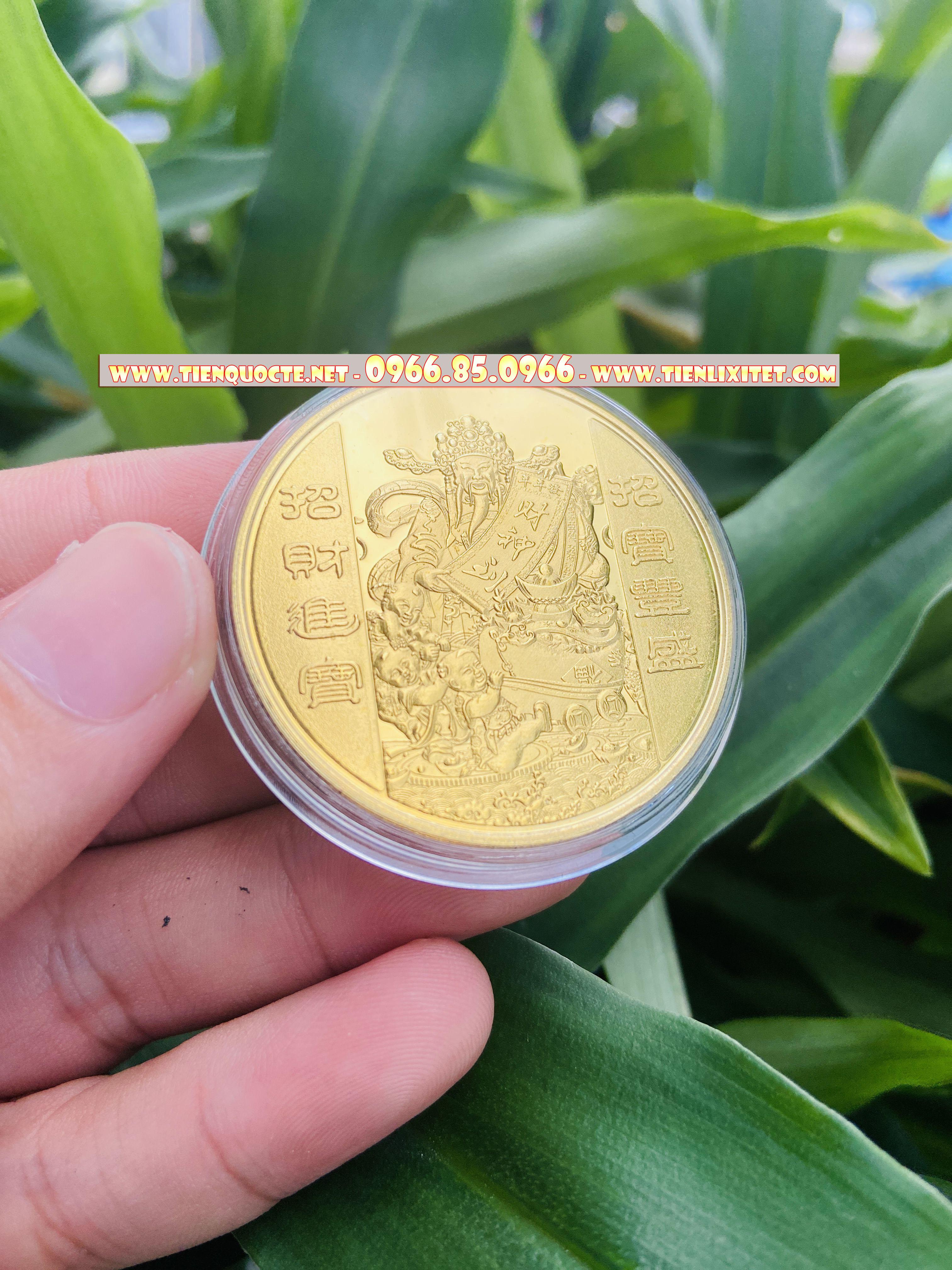 Quà tết sang trọng lì xì GIÁ SỐC Đồng Xu Thần Tài Mặt Sau Đồng Xu Hình Cá Chép tặng kèm túi gấm SQTTC000161