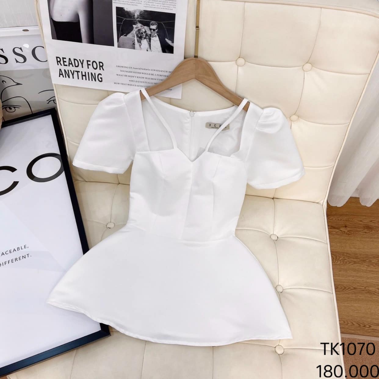 Áo peplum cổ chữ V cách điệu có 2 màu trắng, đen