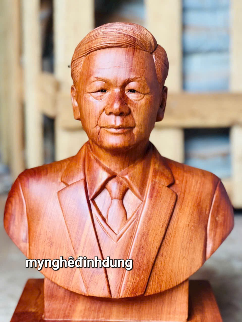 Tượng chân dung tổng bí thư nguyễn phú trọng kính yêu bắng hương đá kt 40x22x14.5cm