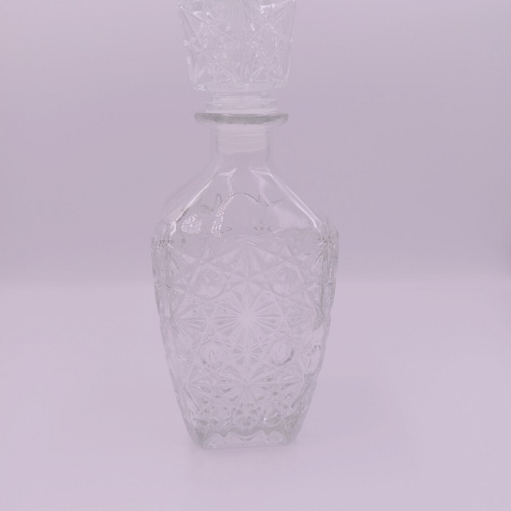 Chai thủy tinh đựng rượu , vát vuông họa tiết nổi dung tích 750ml cao cấp