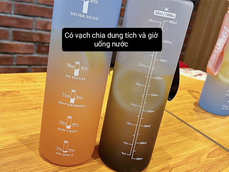 Bình nước thể thao 1L, bình nước có vạch báo giờ uống nước sẵn ống hút mẫu 2022