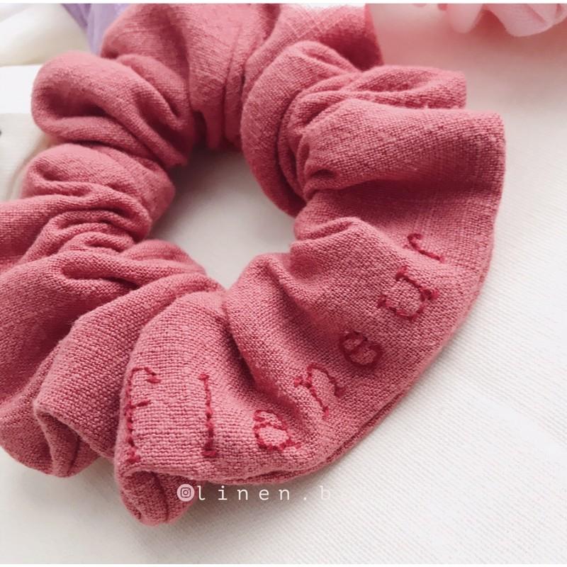 Scrunchies thêu chữ tối giản