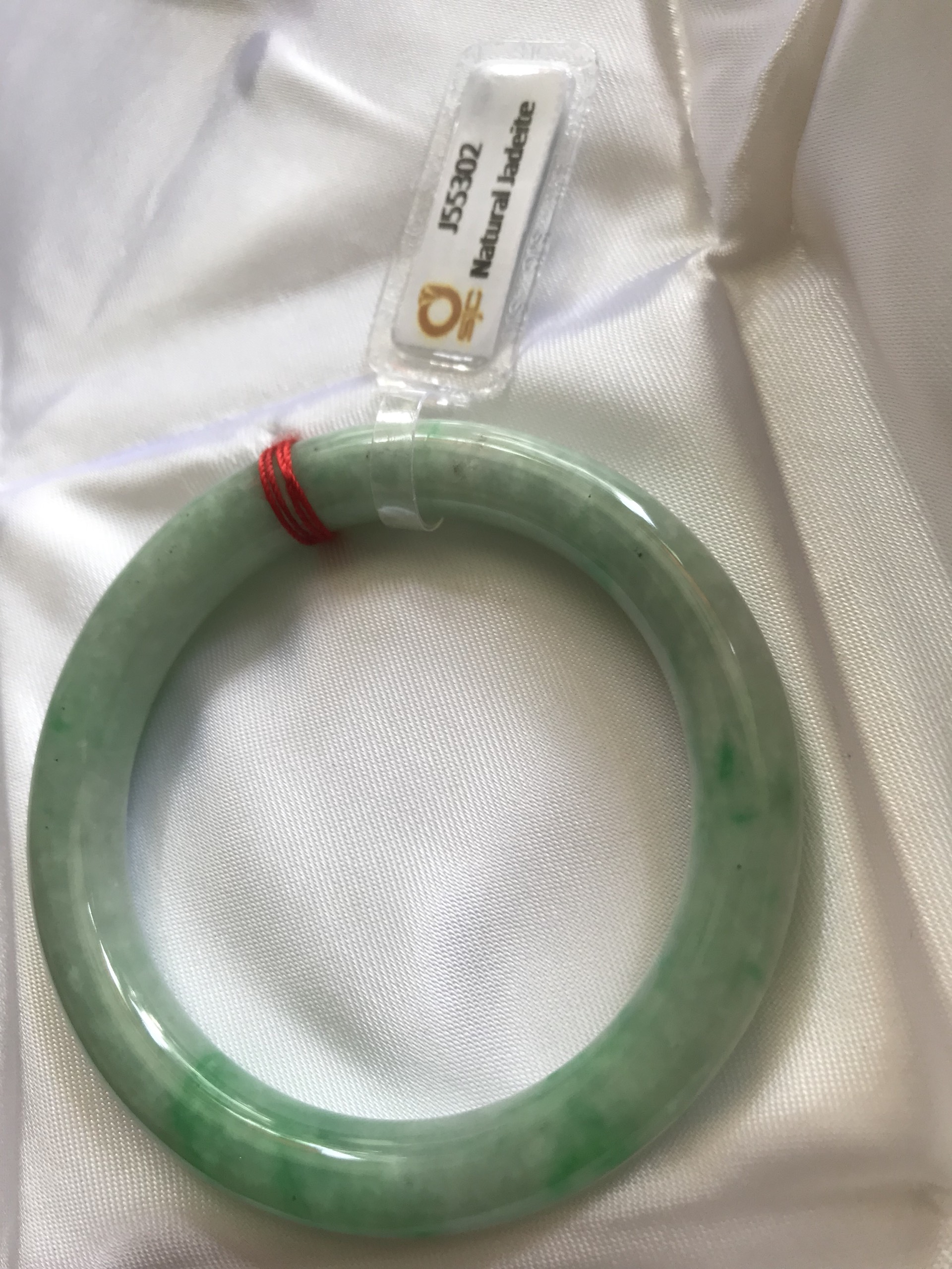 Vòng Cẩm Thạch tự nhiên Kiểm Định Sjc J55302 Xanh Đậu Lý A Sao Sao Sao Vip 49mm x chột 8mm Màu Trắng Xanh Bông đậu vân lý tươi đậm bóng đều đẹp sang nữ 45kg - 49kg đeo Món quà tặng thật sự ý nghĩa dành tặng cho chính bản thân mình, tặng Mẹ , Vợ ý nghĩa ạ