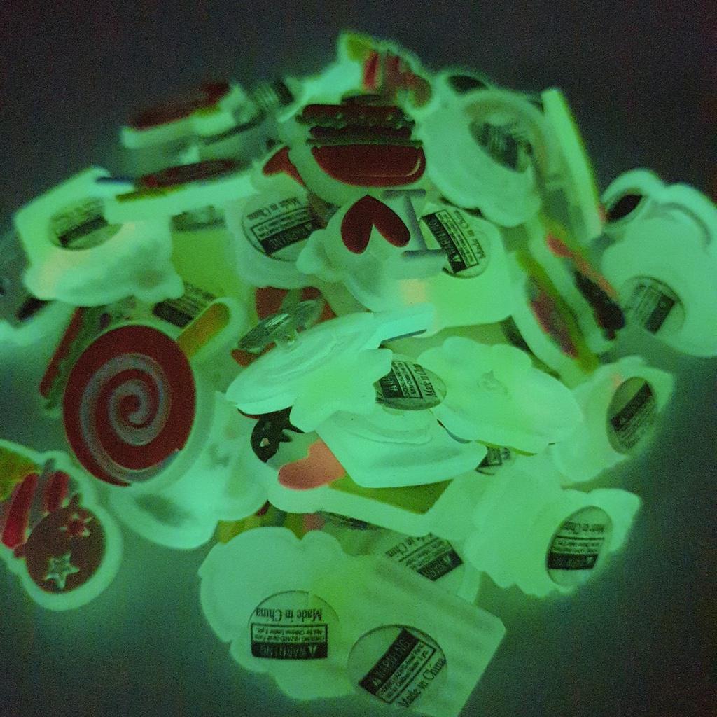 Jibbitz / Sticker phản quang gắn dép