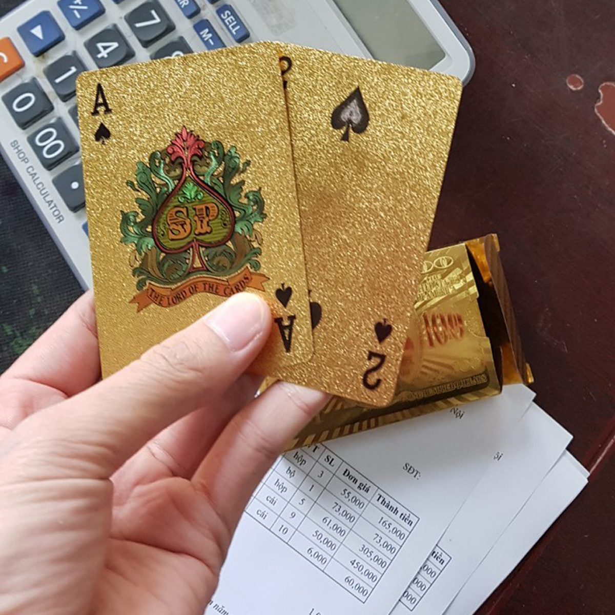 Bộ Bài Tây Poker Mạ Si Vàng 24K Cao Cấp Phủ Nhũ Vàng Chính Hãng Dododios – Bộ 54 Lá Bài Tây Pocker Nhựa Dẻo Chống Thấm Nước Chống Gãy