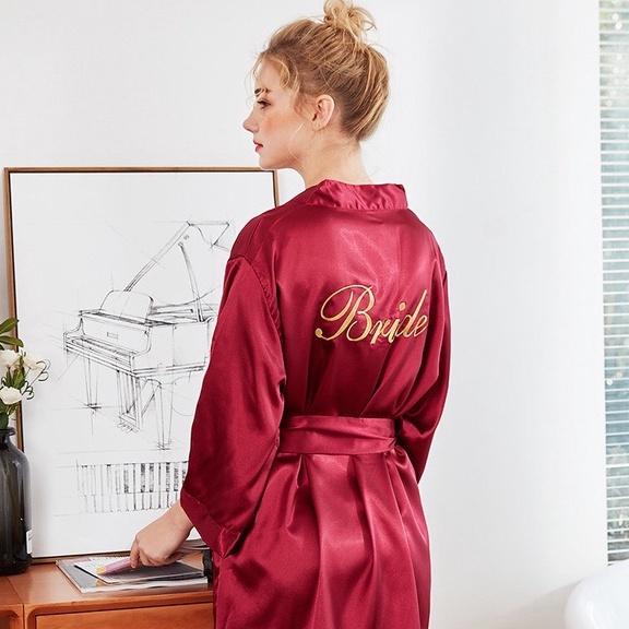 Áo choàng ngủ lụa cho cô dâu kiểu kimono màu trắng in chữ sang trọng