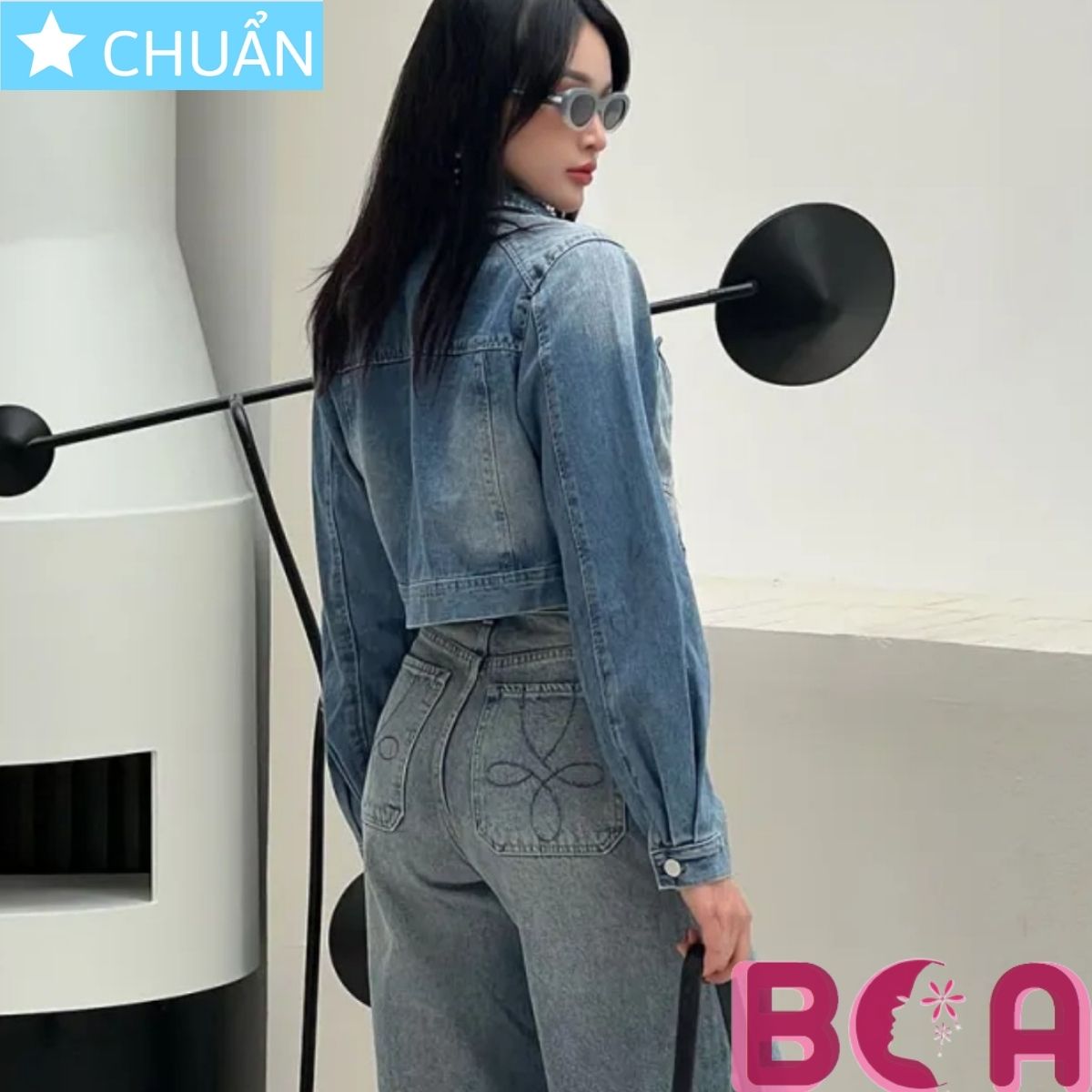 Áo khoác Jeans nữ cao cấp K17 ROSATA tại BCASHOP thiết kế độc lạ, nút cài thiết kế lạ mắt và thời trang